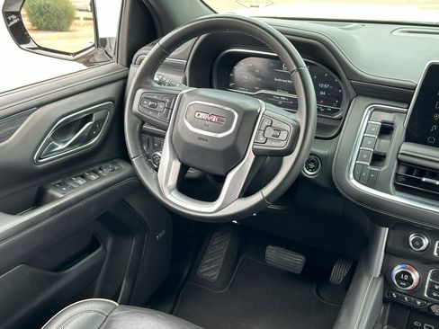 Certified 2021 GMC Yukon XL SLT w/ SLT Luxury Package AWD/4WD image 17