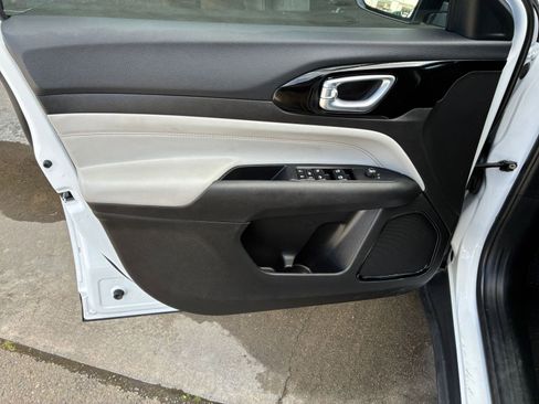 Used 2025 Jeep Compass Limited image 18