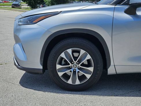 Used 2023 Toyota Highlander XLE FWD image 6