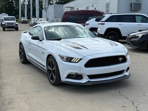Used 2017 Ford Mustang GT Premium w/ Equipment Group 401A RWD image 4
