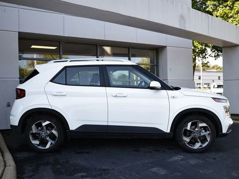 Used 2025 Hyundai Venue SEL FWD image 4