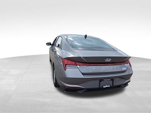 Used 2023 Hyundai Elantra SE w/ Winter Weather Package image 8