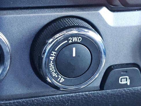 Used 2017 Toyota Tacoma TRD Sport AWD/4WD image 11