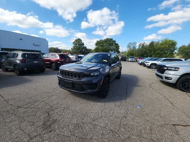 Used 2023 Jeep Grand Cherokee Altitude AWD/4WD image 3