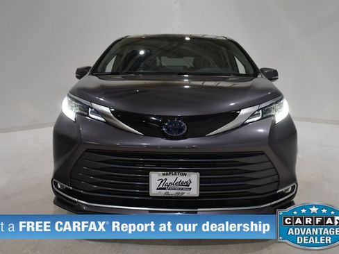 Used 2021 Toyota Sienna Limited image 2