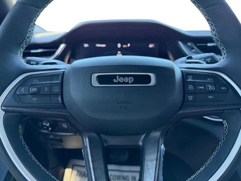 Used 2024 Jeep Grand Cherokee Limited w/ Black Appearance Package AWD/4WD image 15