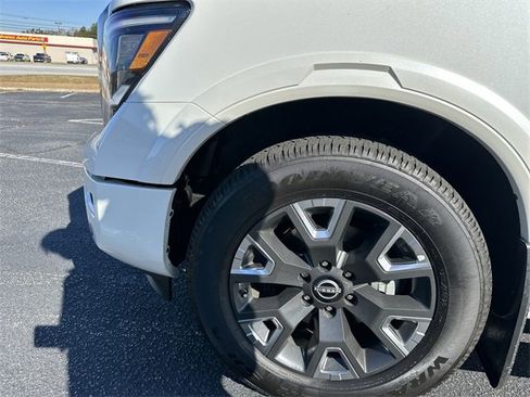 Certified 2024 Nissan Titan Platinum Reserve w/ Moonroof Package image 19