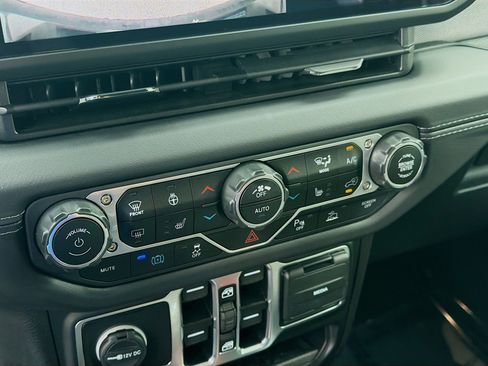 Used 2025 Jeep Wrangler Sahara w/ Safety Group image 14