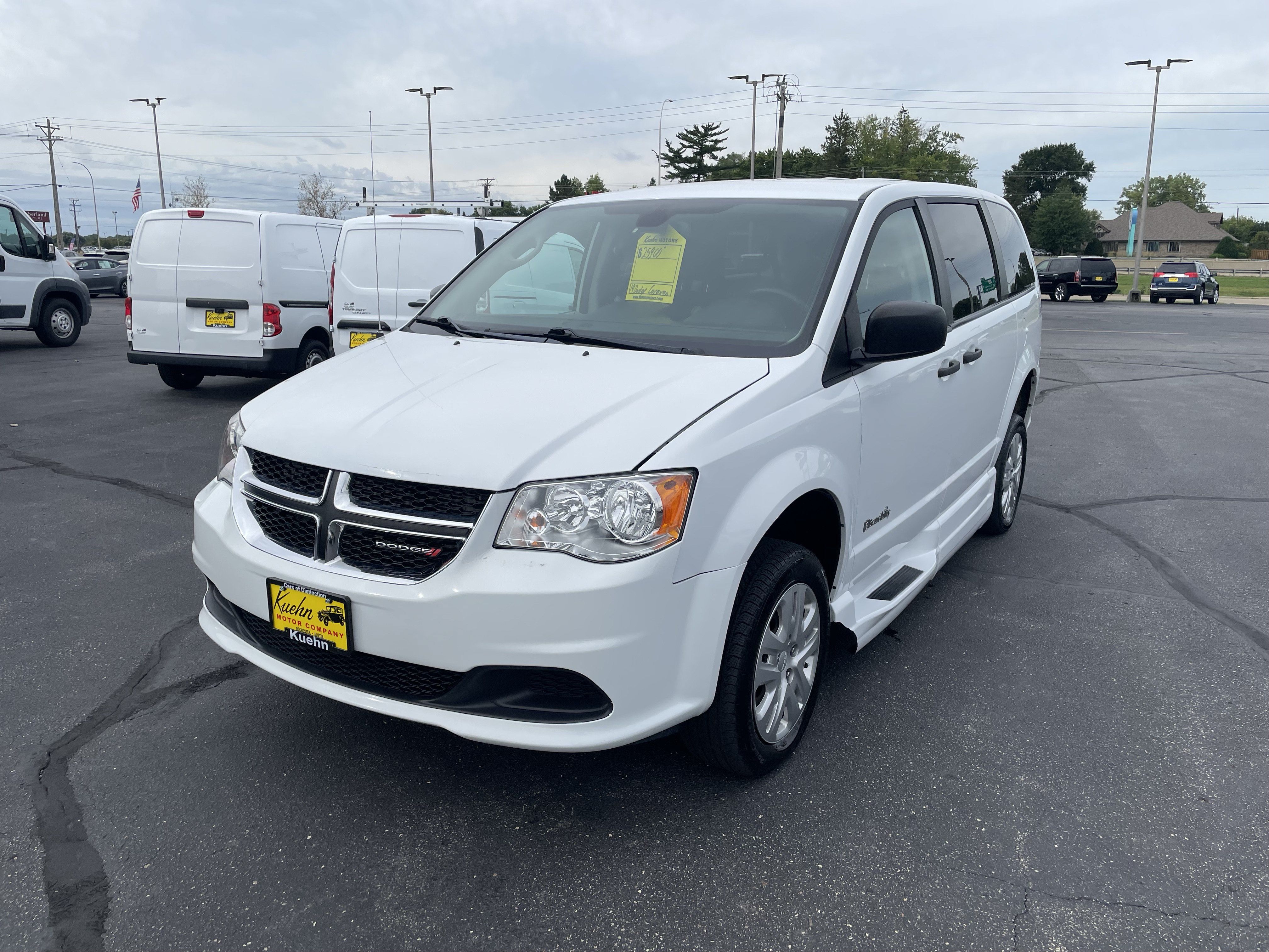 Used 2019 Dodge Grand Caravan SE FWD image 4