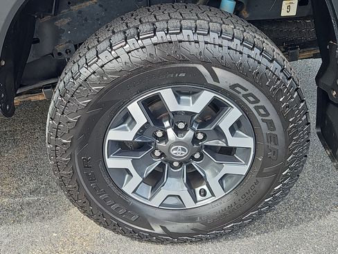 Used 2022 Toyota Tacoma TRD Off-Road AWD/4WD image 23
