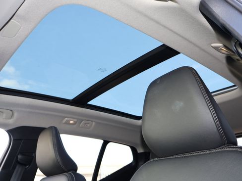 Used 2025 Volvo XC40 B5 Plus image 5