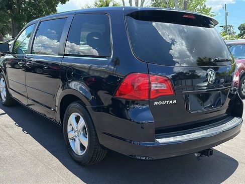 Used 2010 Volkswagen Routan SE FWD image 10