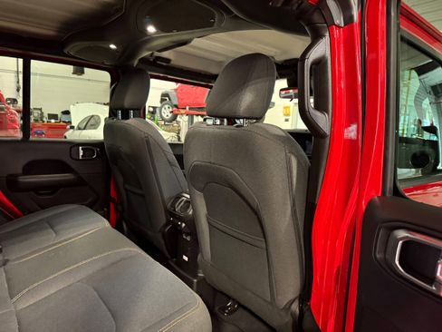 Certified 2025 Jeep Wrangler Unlimited Sahara AWD/4WD image 16