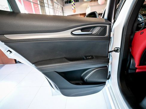 Used 2023 Alfa Romeo Stelvio Veloce image 21