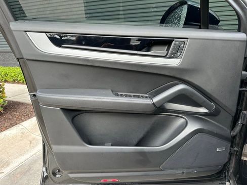 Used 2024 Porsche Cayenne Coupe image 17