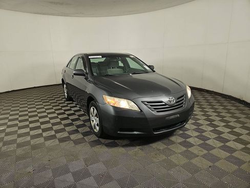 Used 2009 Toyota Camry SE FWD image 1