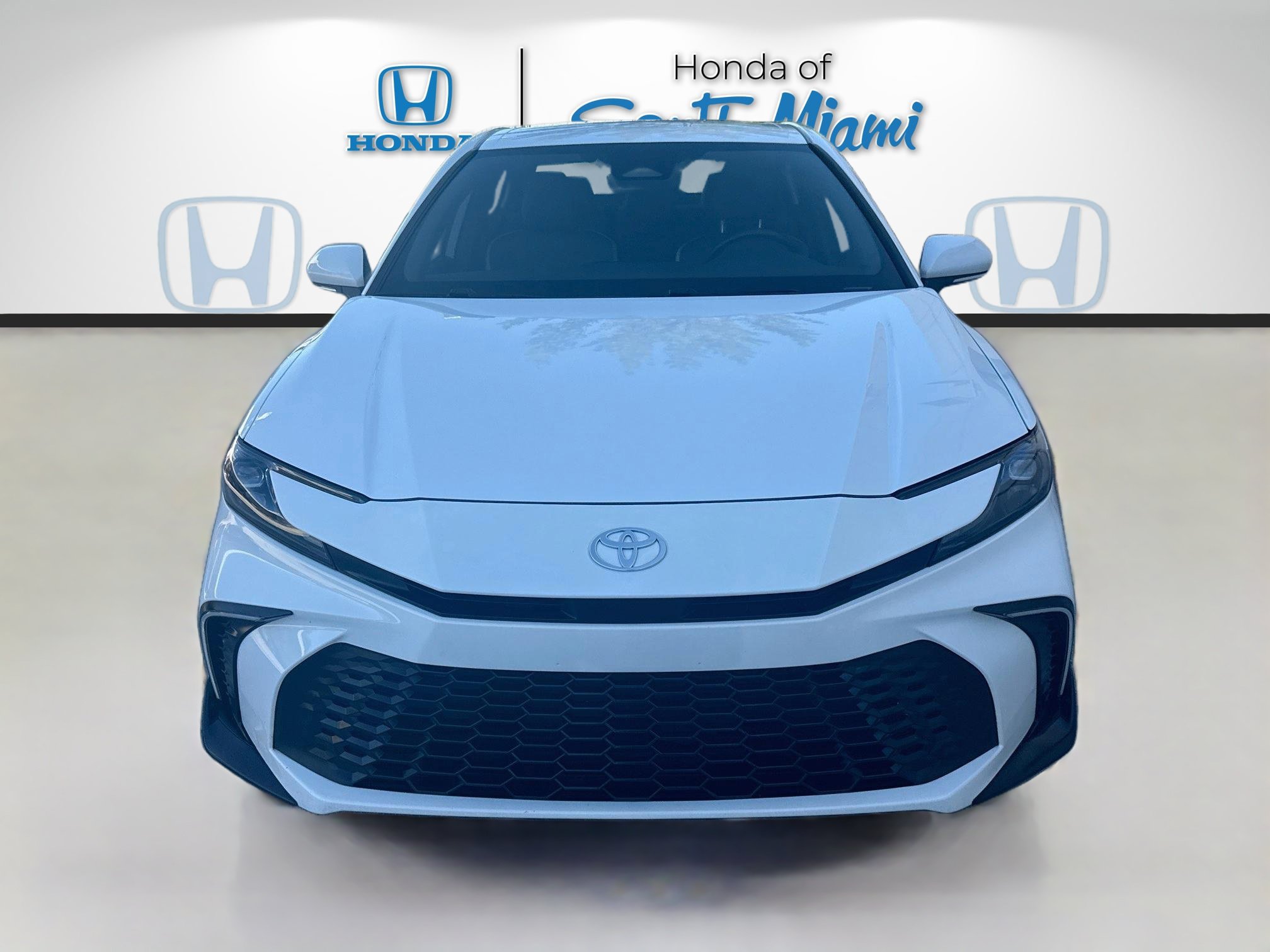 Used 2025 Toyota Camry SE w/ Convenience Package FWD image 2