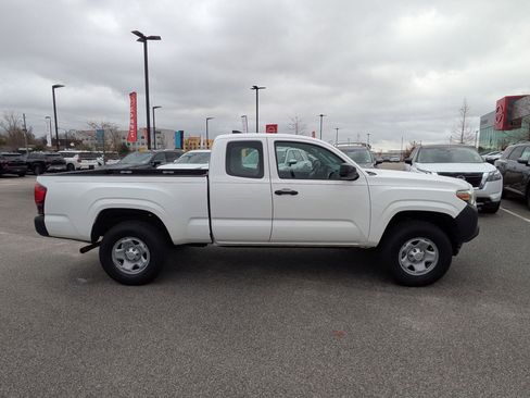 Used 2018 Toyota Tacoma SR image 2