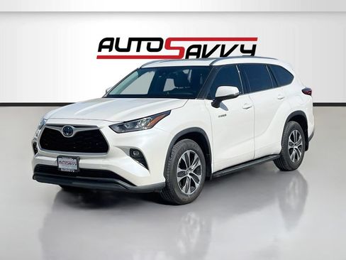 Used 2020 Toyota Highlander XLE FWD image 3