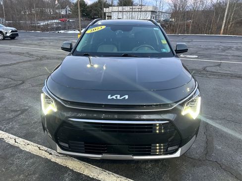Used 2023 Kia Niro SX Touring image 8