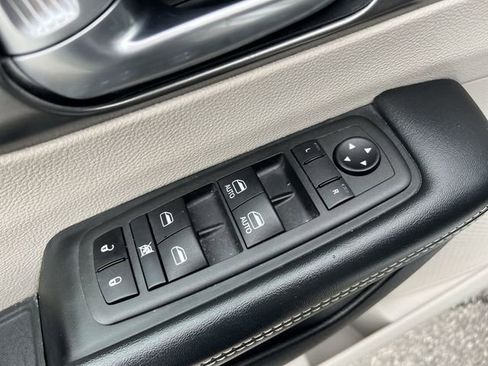 Used 2024 Chrysler Pacifica Touring-L FWD image 30