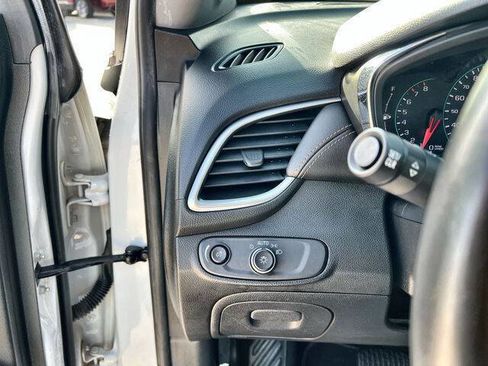 Used 2018 Chevrolet Trax LT w/ LT Convenience Package FWD image 18