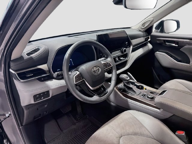 Used 2024 Toyota Highlander Limited AWD/4WD image 8