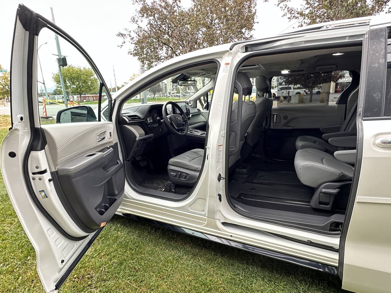 Used 2021 Toyota Sienna Limited AWD/4WD image 22