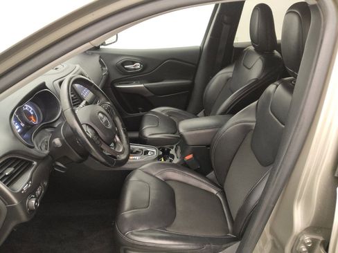 Used 2019 Jeep Cherokee Latitude Plus w/ Comfort/Convenience Group image 17