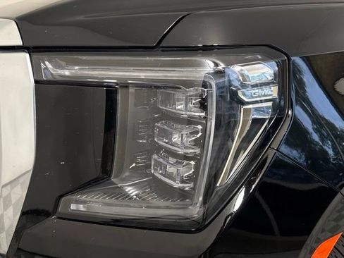 Used 2023 GMC Yukon Denali AWD/4WD image 10