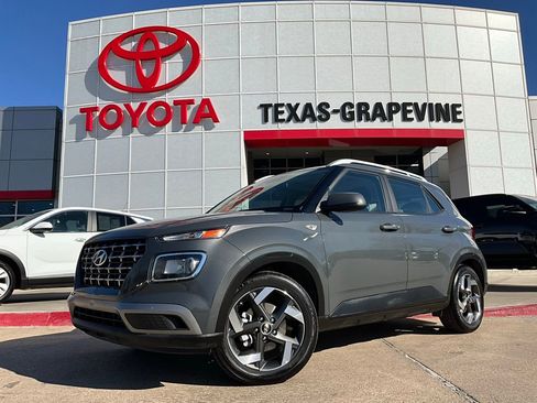 Used 2025 Hyundai Venue SEL image 2