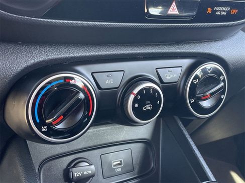 Used 2020 Hyundai Venue SE image 26