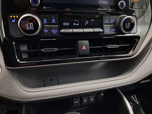 Used 2021 Toyota Highlander XLE FWD image 23