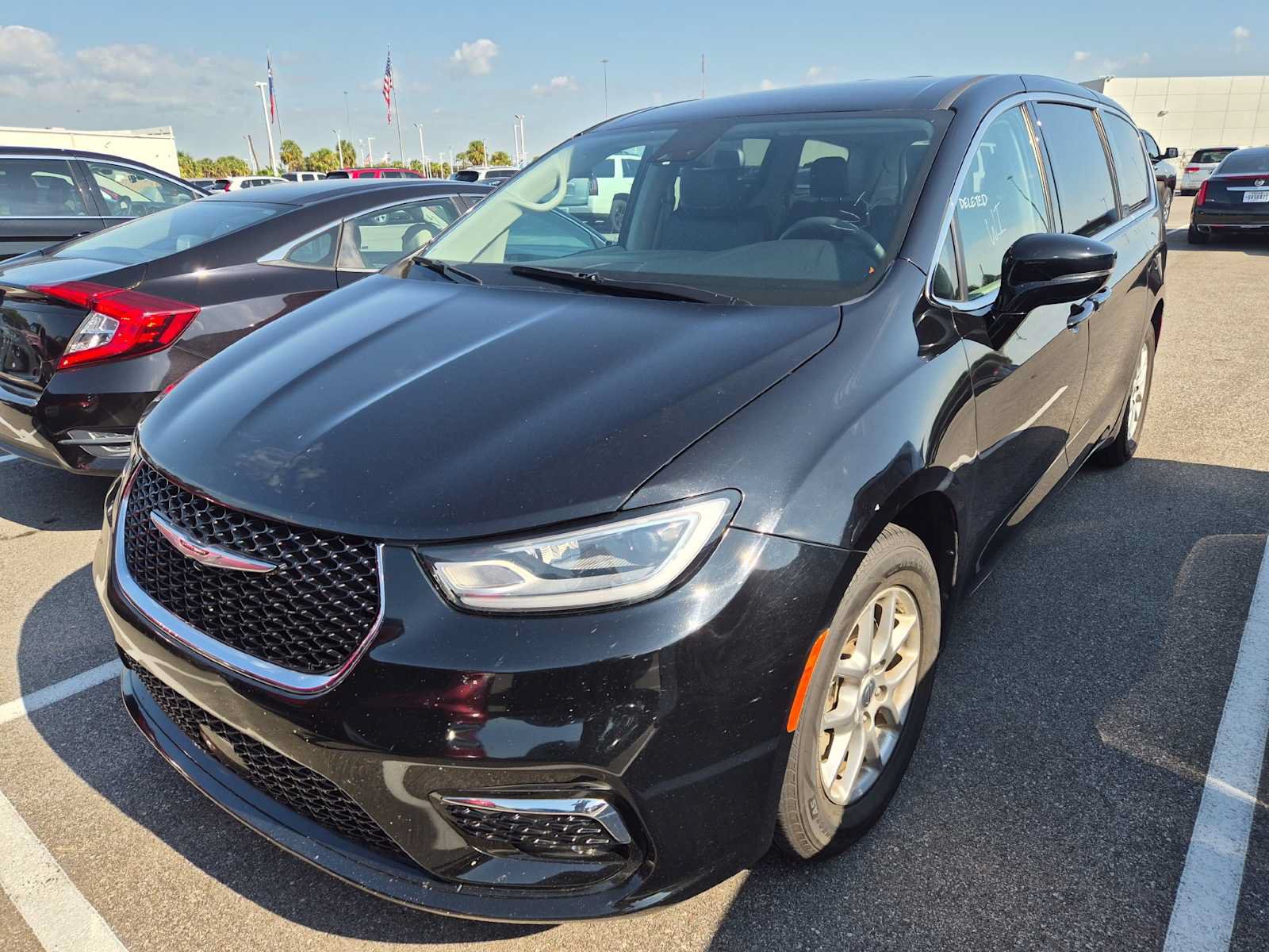 Used 2024 Chrysler Pacifica Touring-L FWD image 1