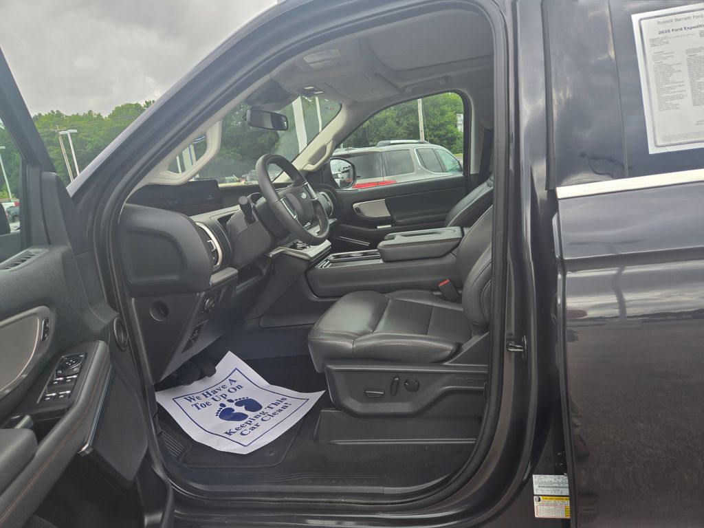 Used 2025 Ford Expedition Max Active AWD/4WD image 7