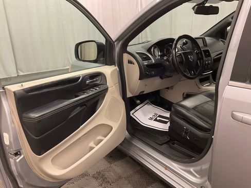 Used 2019 Dodge Grand Caravan SXT image 4