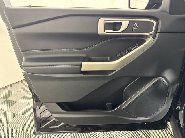 Used 2023 Ford Explorer XLT AWD/4WD image 30
