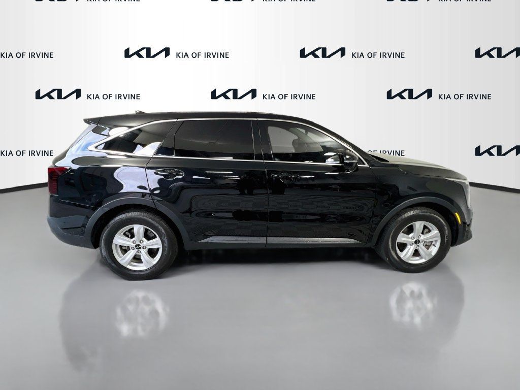 Certified 2025 Kia Sorento LX FWD image 9