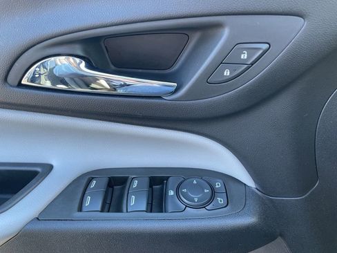 Used 2023 Chevrolet Equinox LS image 25