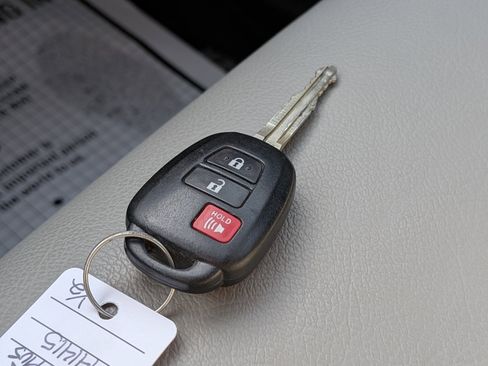 Used 2019 Toyota Highlander LE w/ Carpet Mat Package (TMS) AWD/4WD image 30