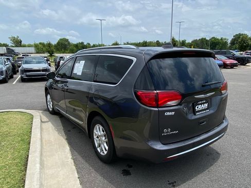 Used 2020 Chrysler Pacifica Touring-L FWD image 6
