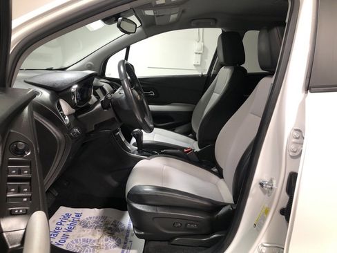 Used 2022 Chevrolet Trax LT w/ LT Convenience Package image 17