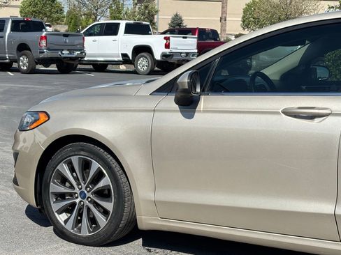 Used 2019 Ford Fusion SE AWD/4WD image 6