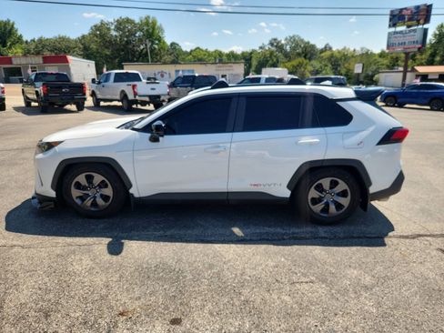 Used 2019 Toyota RAV4 LE FWD image 6