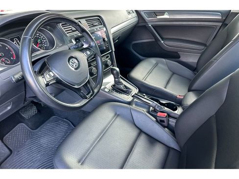 Used 2018 Volkswagen Golf SE image 10