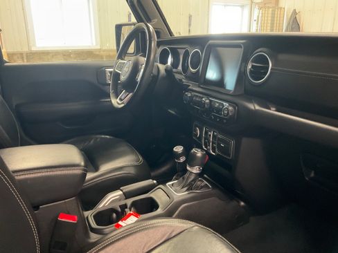 Used 2018 Jeep Wrangler Unlimited Sahara AWD/4WD image 32