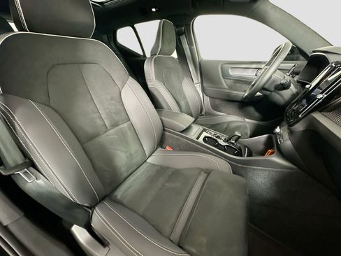 Certified 2023 Volvo XC40 B5 Plus w/ Climate Package image 28