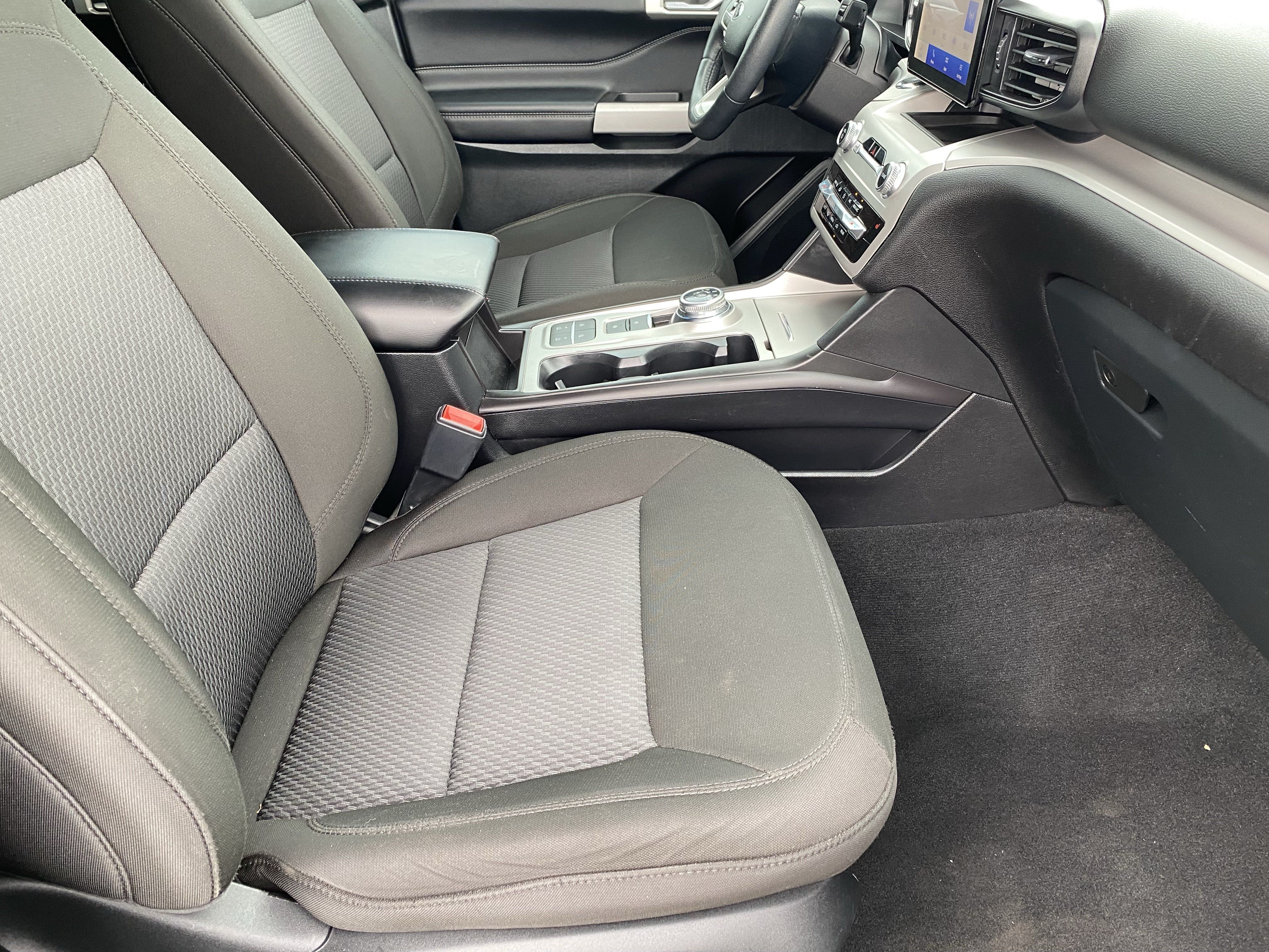 Used 2024 Ford Explorer XLT RWD image 11