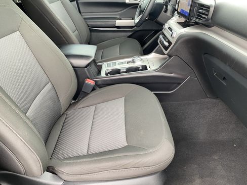 Used 2024 Ford Explorer XLT RWD image 11