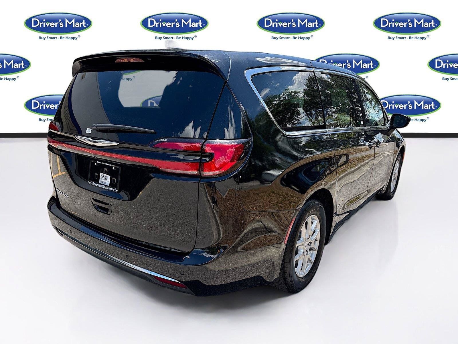 Used 2025 Chrysler Pacifica Select FWD image 7
